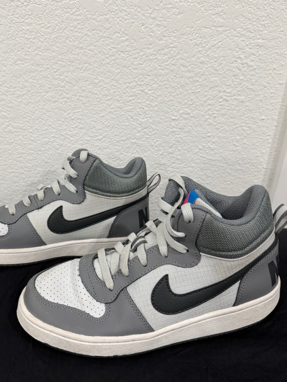 Boys NIKE Basketball Shoes Court Borough Mid GS Sneakers 6.5Y